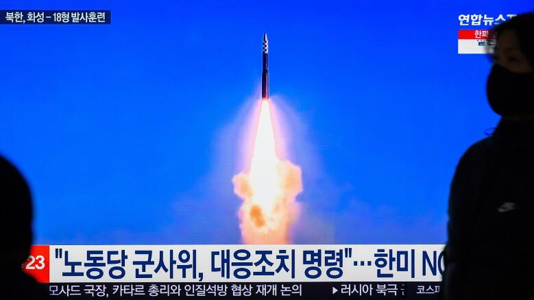 Nordkoreanisches Fernsehen zeigt den Start einer Rakete.