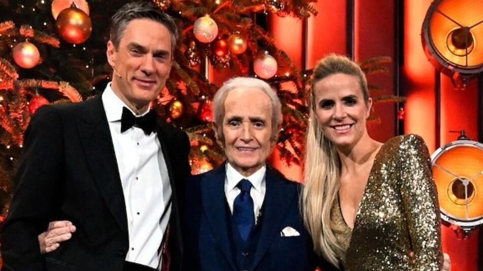 30. José Carreras Gala: Gastgeber José Carreras (Mitte) und seine Co-Moderatoren Stephanie ...