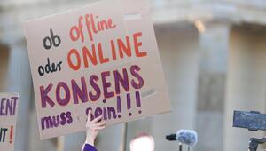 Schild bei einer Demonstration mit der Aufschrift "Ob offline oder online - Konsens muss sein!"