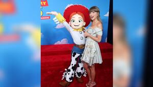 Taylor Swift hatte sichtlich Spaß bei der "Toy Story 5"-Premiere in Los Angeles.