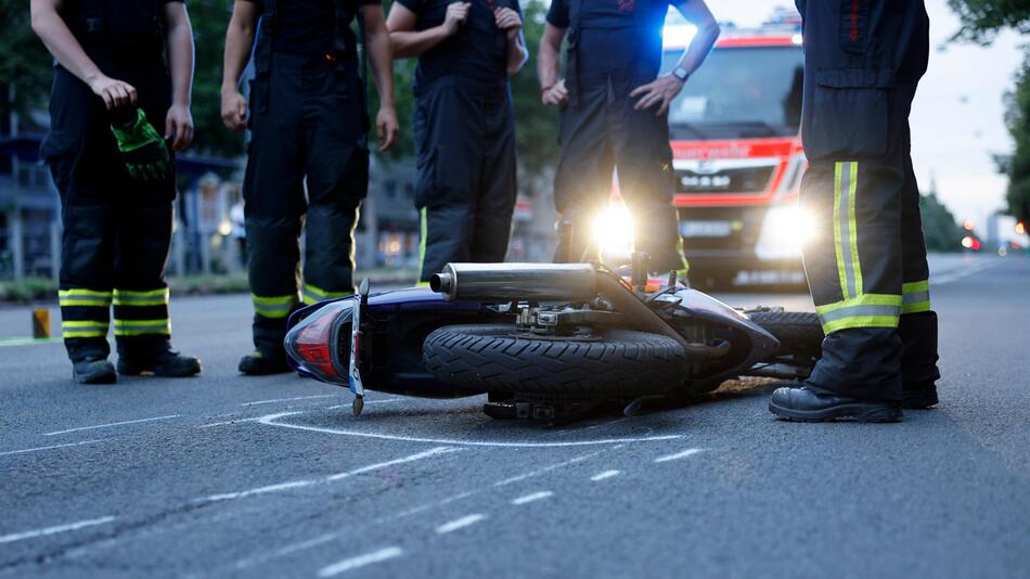 Motorrad liegt auf Straße