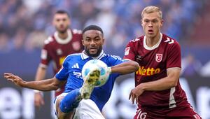 Schalkes Moussa Sylla im Zweikampf mit dem Regensburger Louis Breunig.