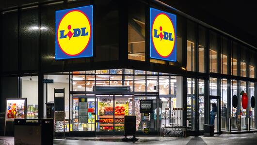 Bild eines Lidl-Supermarkts bei Nacht. 