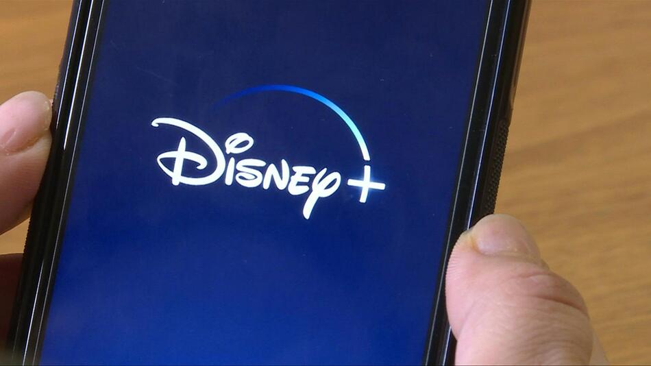 handybildschirm zeigt Disney+