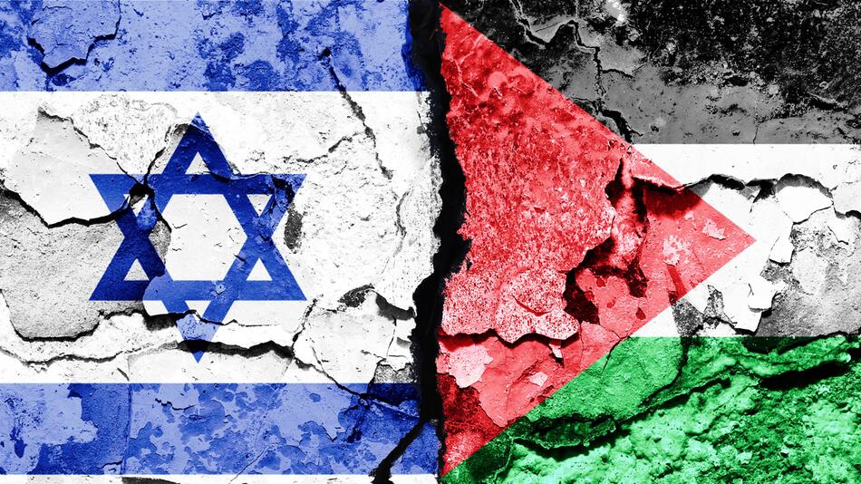 die Flaggen Israels (links) und der Palästinensischen Autonomiebehörde.