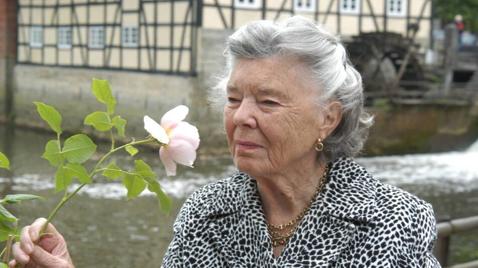 Wie eine ihrer Romanheldinnen: Schriftstellerin Rosamunde Pilcher in romantischer Kulisse.