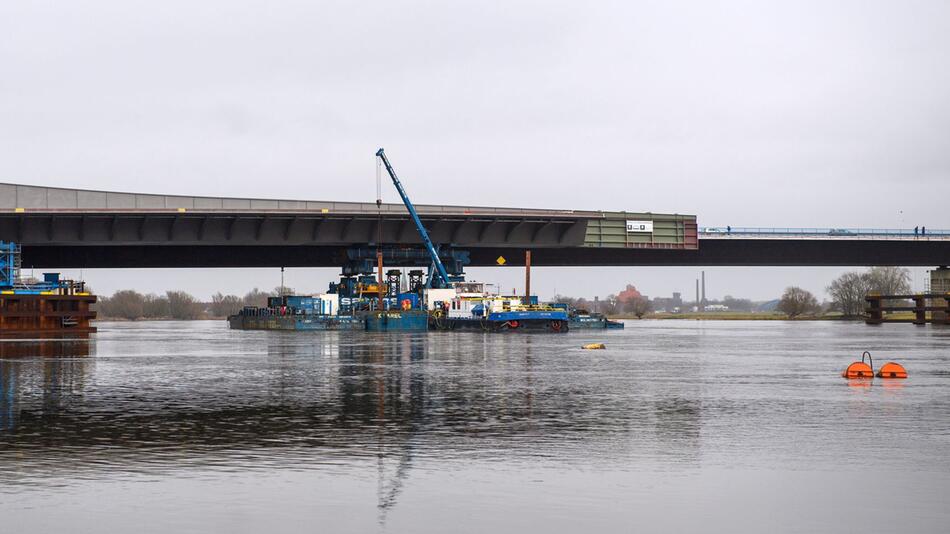 Verschub des Stahlüberbaus der A14-Elbbrücke beginnt