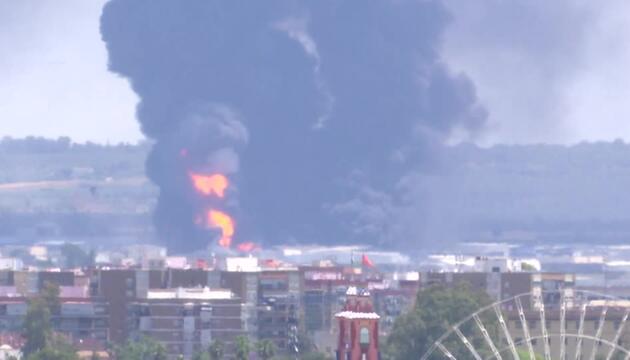 Großbrand in Chemielagerhalle in Spanien