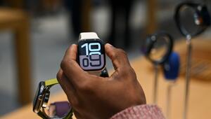 Frau begutachtet Apple Watch Series 10 im Apple Store in Berlin