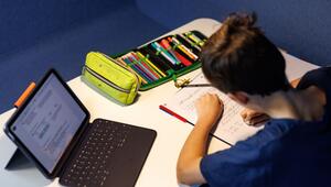 Ein Schüler einer fünften Klasse macht Hausaufgaben