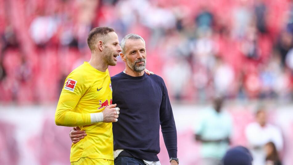 Peter Gulacsi (l) und Trainer Marco Rose RB Leipzig