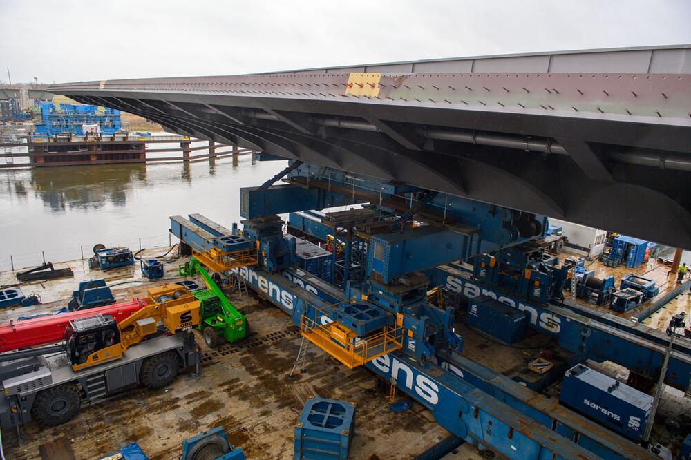 Verschub des Stahlüberbaus der A14-Elbbrücke beginnt