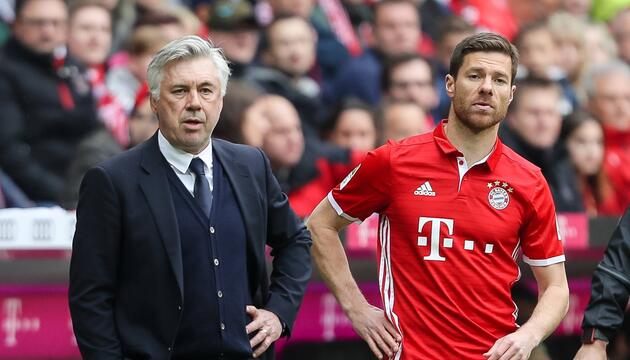 Trainer Carlo Ancelotti und Xabi Alonso