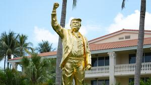Trump feiert Gold-Statue: "Wird zu einem Wahrzeichen werden“