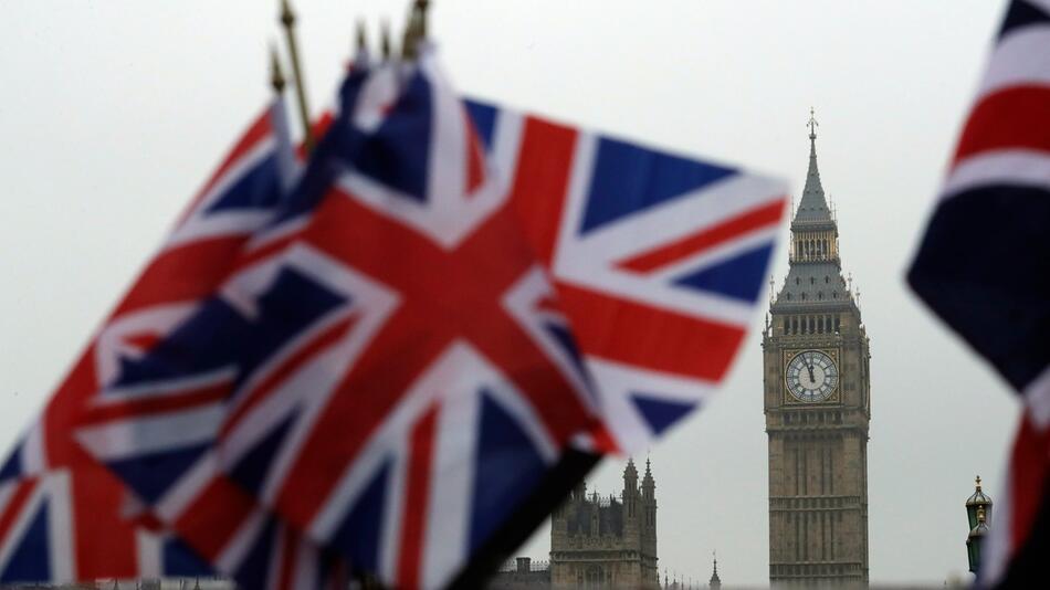 Britische Flaggen und Big Ben Uhrtrum