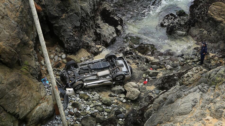 Auto in USA stürzt von 30 Meter hoher Klippe