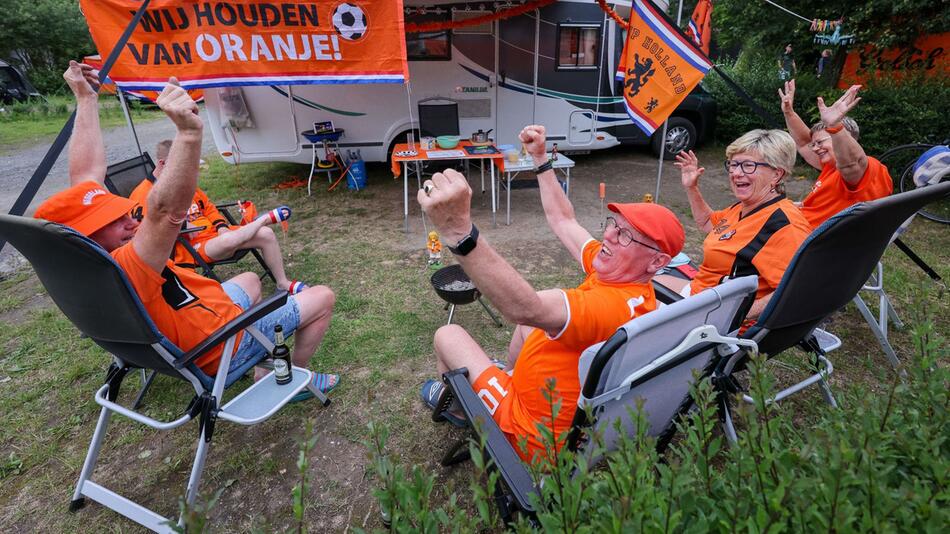 Niederländische Fans freuen sich auf das EM-Gruppenspiel gegen Frankreich