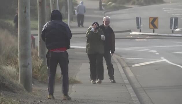 Starke Winde und hohe Wellen treffen Neuseelands Hauptstadt – Flüge und Fähren ausgesetzt