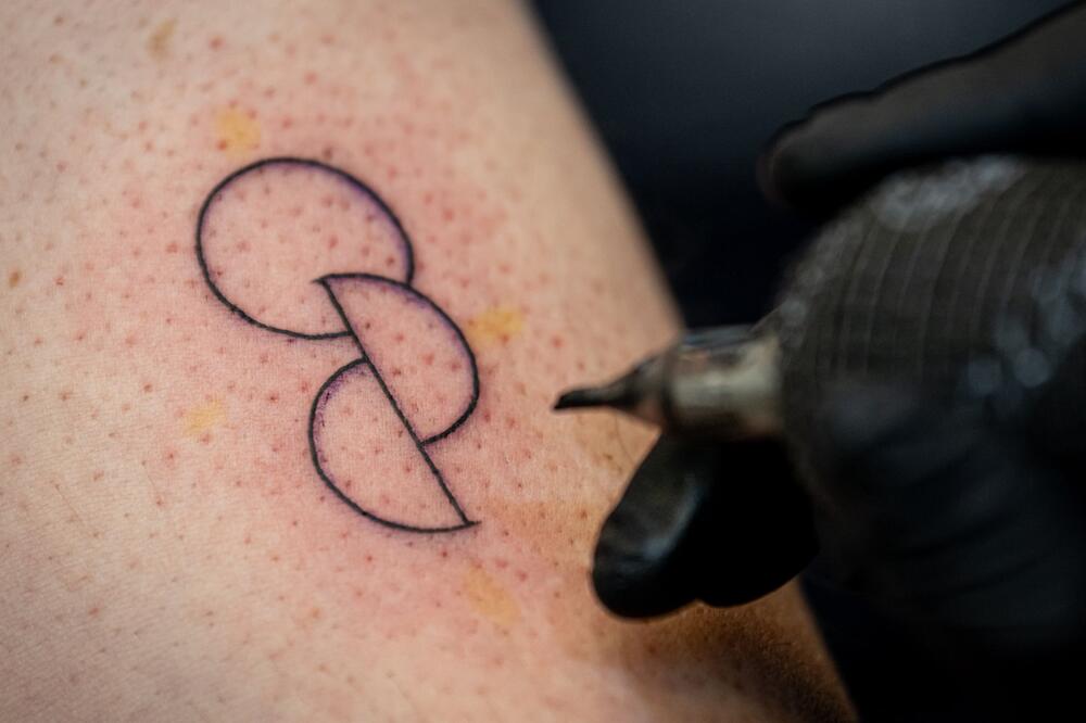 Organspende-Tattoo im Bundestag