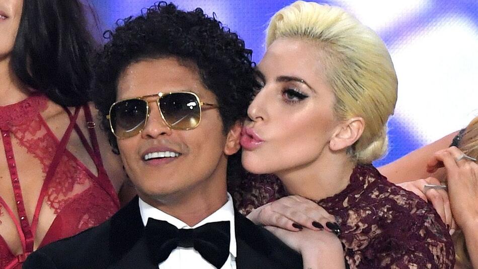 Bei der Victoria's Secret Fashion Show in Paris gab es einen Kuss von Lady Gaga für Bruno Mars ...