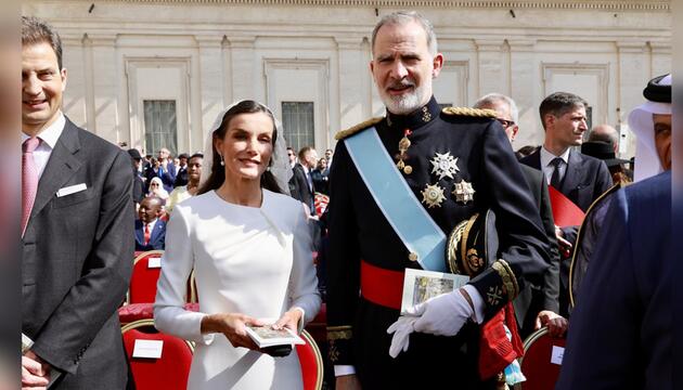 Königin Letizia und König Felipe von Spanien bei der Amtseinführung von Papst Leo XIV.
