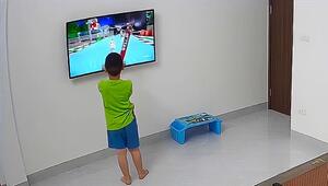 Schlag gegen den Bildschirm: Junge zerstört Fernseher spielend
