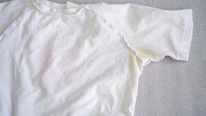 T-Shirt mit gelbem Schweißfleck