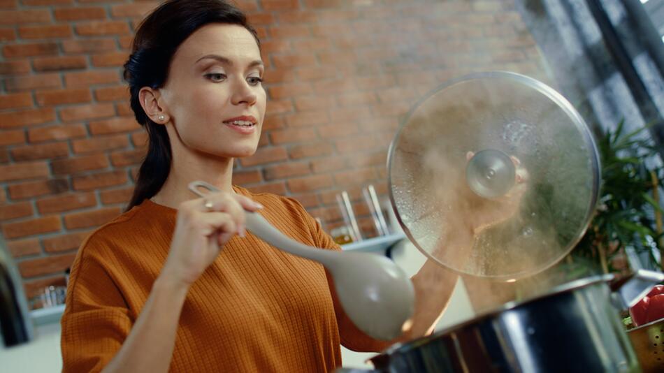 Nach dem Kochen: So werden sie unerwünschte Gerüche wieder los