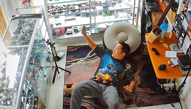 Missglückte Auszeit: Ladenbesitzer will sich entspannen – das wird teuer