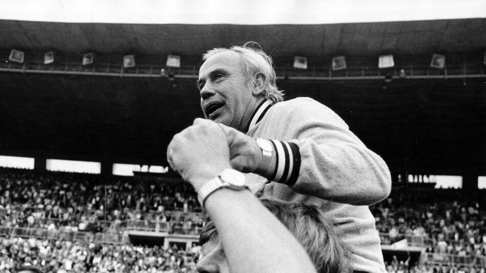 Gladbachs Trainer Hennes Weisweiler wird am 23. Juni 1973 für den Sieg im DFB-Pokal gefeiert