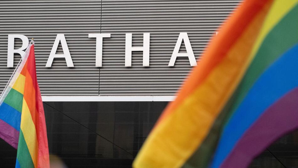 Regenbogenfahnen vor dem Neubrandenburger Rathaus