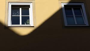 Sonne wirft Schatten an eine Hausfassade