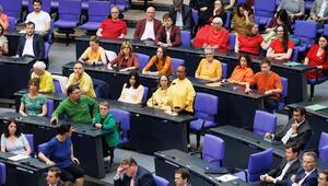 Mitglieder im Bundestag mit bunter Kleidung