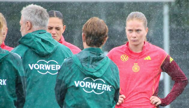 Sjoeke Nüsken (r.) bei der Wück-Ansprache im Training