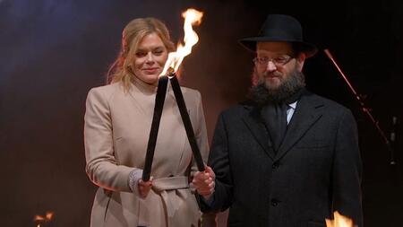 Klöckner entzündet Licht an Chanukka-Leuchter