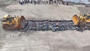 Schrott als Botschaft: New Yorker Polizei zerquetscht 200 illegale Mopeds auf Staten Island