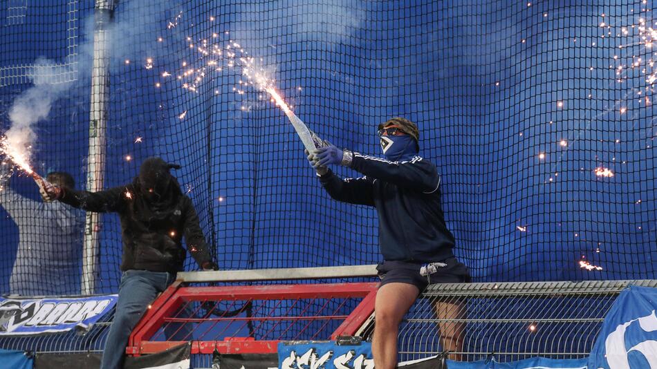 Fans des Hamburger SV zünden im Spiel gegen den VfL Osnabrück Pyrotechnik.