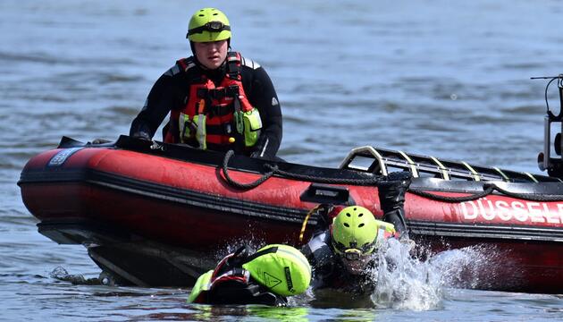 Feuerwehrübung auf dem Rhein