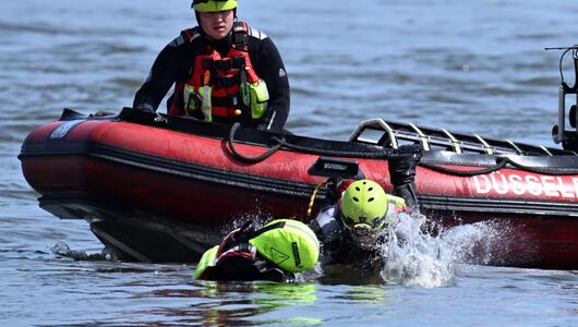 Feuerwehrübung auf dem Rhein