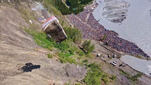 Verrücktes Spektakel: Autos fliegen in Alaska von Klippe