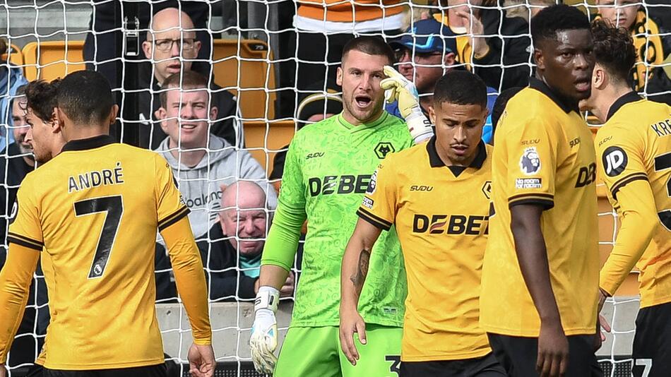 Portieri i Wolverhampton, Sam Johnstone (i 2-ti nga e majta) qorton shokët e tij të skuadrës.