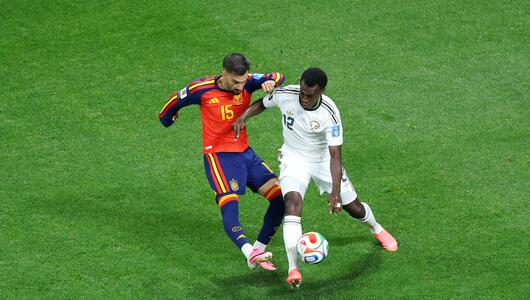  Alex Baena (Spanien) und Saud Abdulhamid (Saudi-Arabien) kämpfen um den Ball.