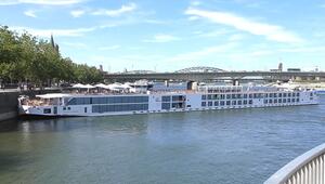 Festgefahren am Rhein: Kreuzfahrtschiff läuft in Köln auf Grund