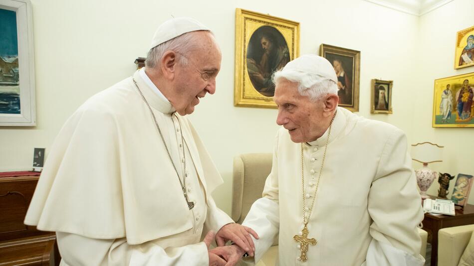 Papst Franziskus besucht Ex-Papst Benedikt