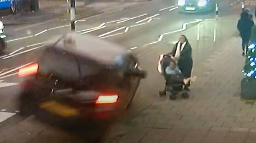 Auto überschlägt sich vor Frau mit Kinderwagen