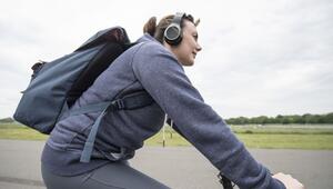 Radfahrerin hört Musik über Kopfhörer