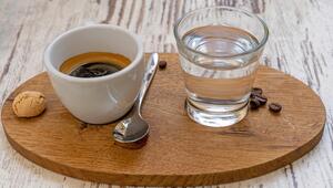Glas Wasser und Espresso