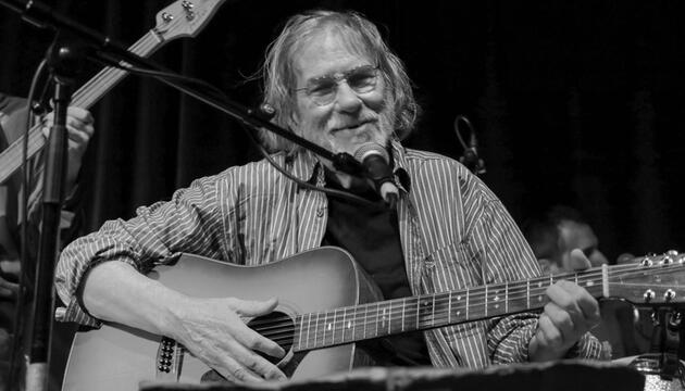 Tucker Zimmerman bei einem seiner letzten Konzerte in Berlin Kreuzberg im November 2024.