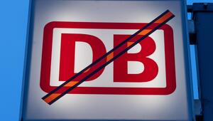 durchgestrichenes DB-Logo auf einem leuchtenden Bahnhofsschild