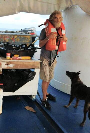 Schiffbrüchiger und Hund nach drei Monaten gerettet